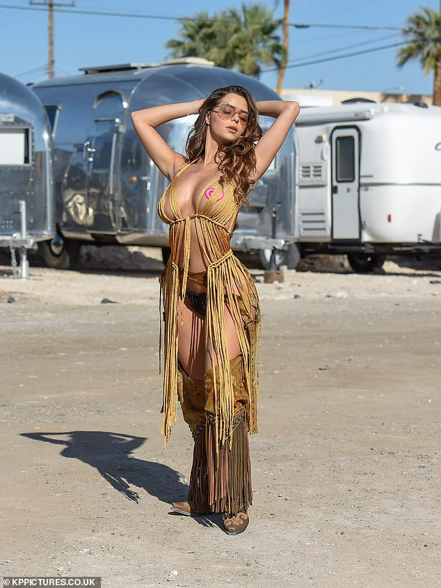 'Kim Kardashian Anh quốc' khoe vóc dáng 'nảy lửa' với áo tắm bé xíu ảnh 4