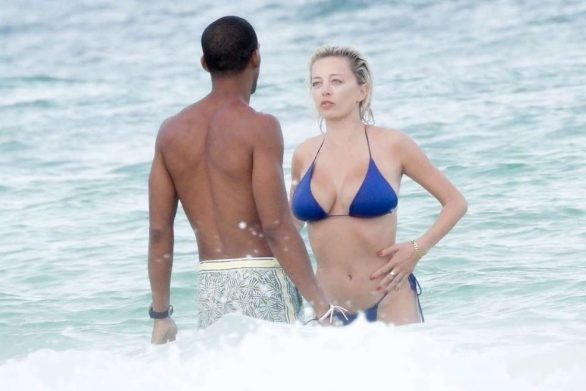 Mỹ nhân được ví như Marilyn Monroe 'thiêu đốt' ánh nhìn với bikini bé xíu ảnh 2