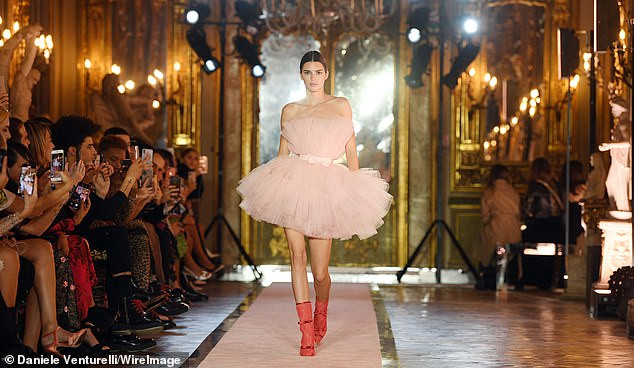 'Siêu mẫu đắt giá nhất 2018' khoe dáng chuẩn 'từng cm' ảnh 10