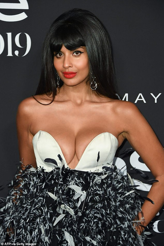 Jameela Jamil hở bạo, lộ gần trọn vòng 1 đi sự kiện gây choáng ảnh 1