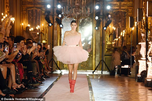 'Siêu mẫu đắt giá nhất 2018' khoe dáng chuẩn 'từng cm' ảnh 9