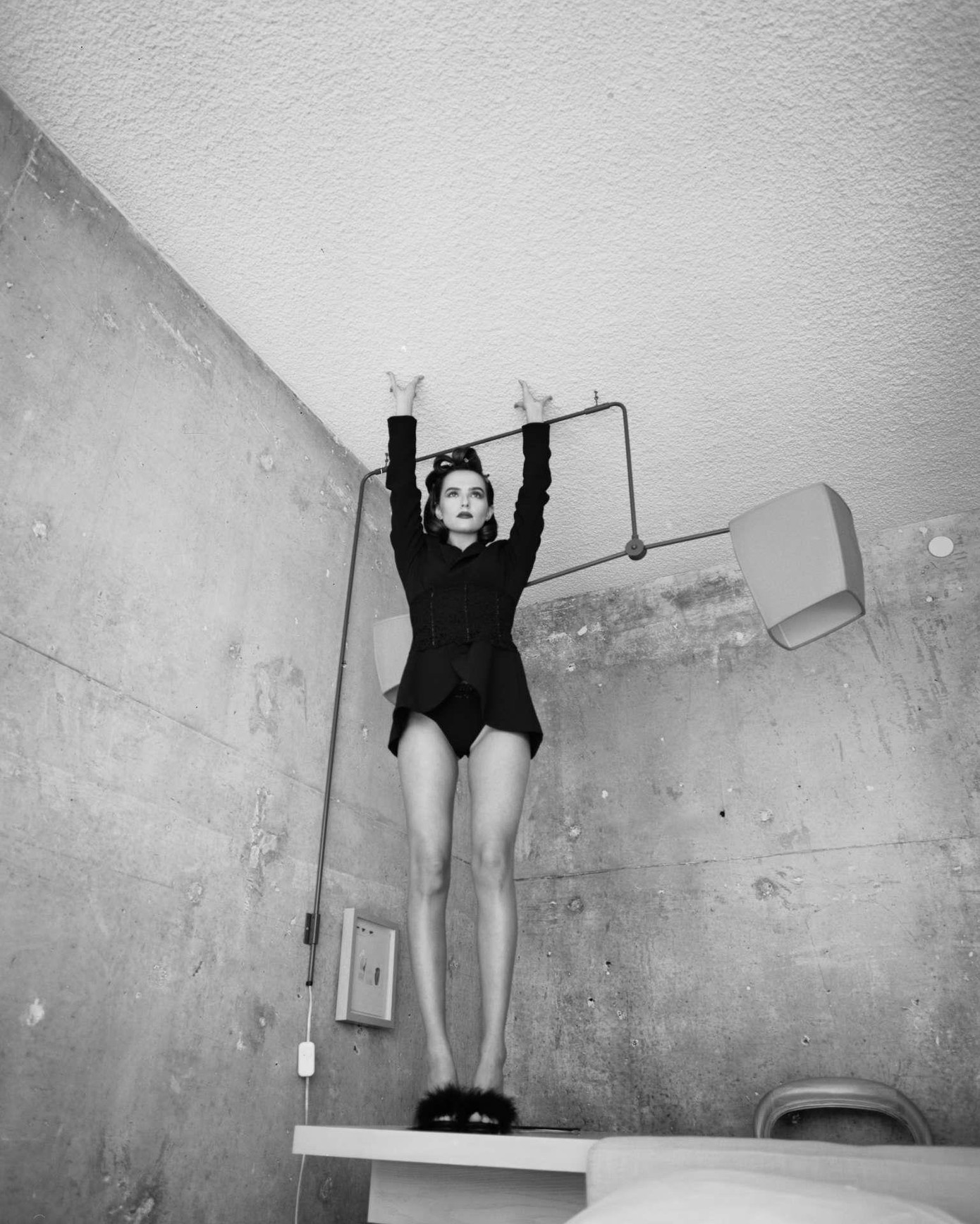 Zoey Deutch cởi đồ, bán nude tuyệt đẹp trên tạp chí ảnh 4