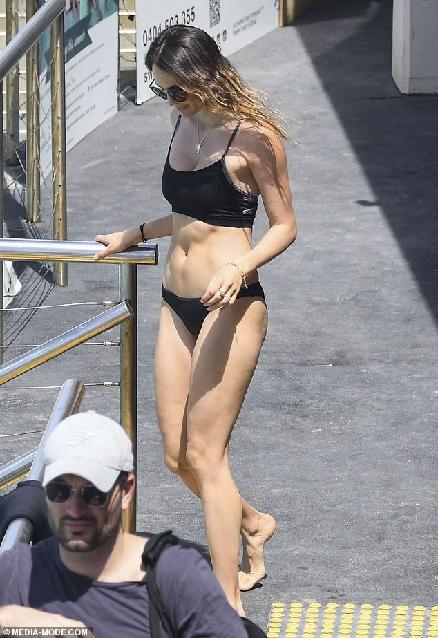 Laura Byrne dáng đẹp ngỡ ngàng với bikini sau 4 tháng sinh con ảnh 4