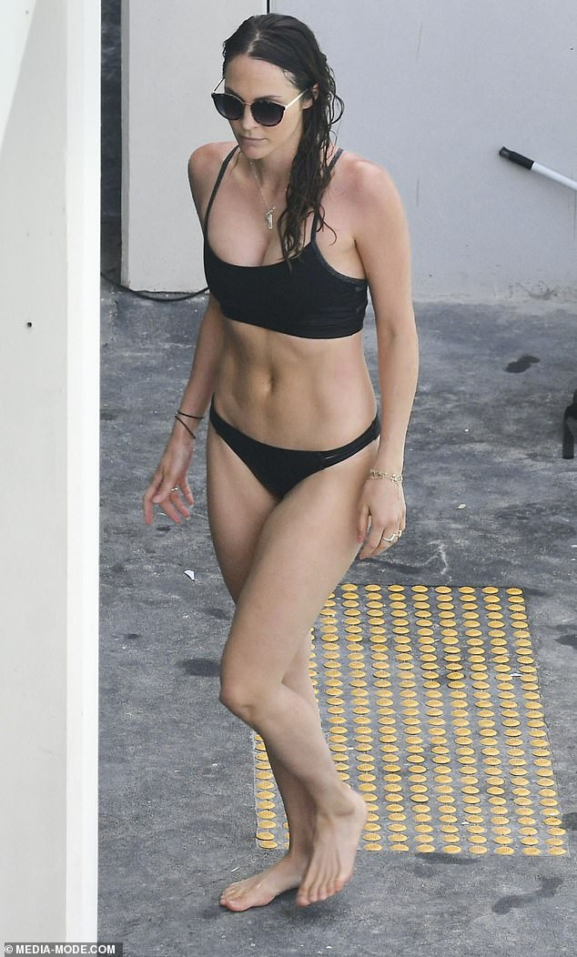 Laura Byrne dáng đẹp ngỡ ngàng với bikini sau 4 tháng sinh con ảnh 8