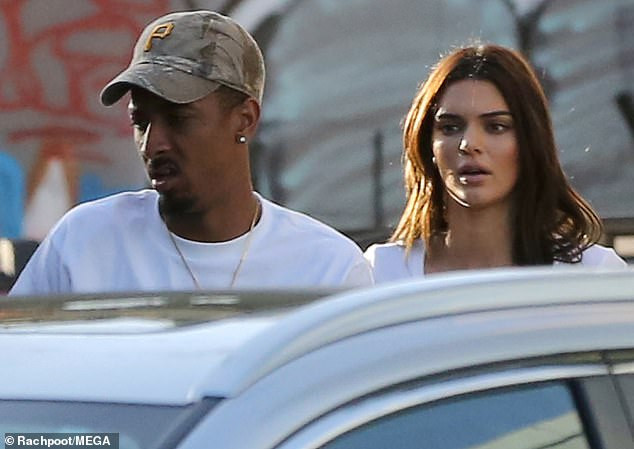 'Siêu mẫu đắt giá nhất thế giới' lại 'thả rông' vòng 1 xuống phố ảnh 2