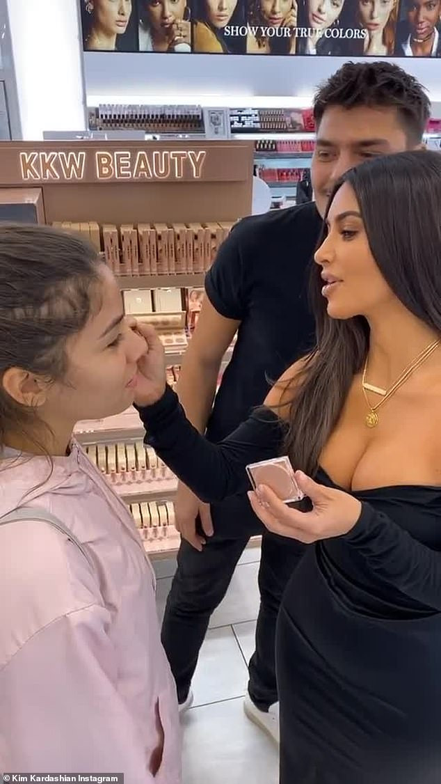 Kim Kardashian khoe ngực đầy 'nhức mắt' trên phố ảnh 6