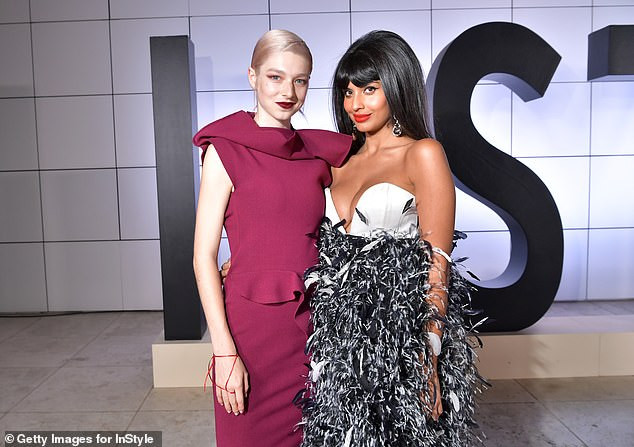 Jameela Jamil hở bạo, lộ gần trọn vòng 1 đi sự kiện gây choáng ảnh 5