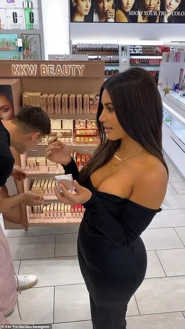 Kim Kardashian khoe ngực đầy 'nhức mắt' trên phố ảnh 7