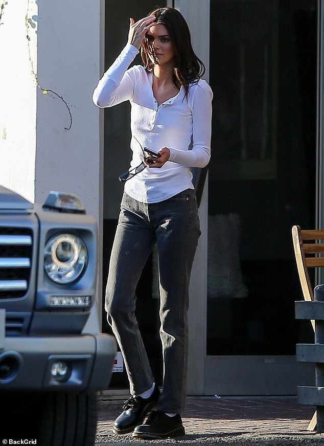 'Siêu mẫu đắt giá nhất thế giới' lại 'thả rông' vòng 1 xuống phố ảnh 3