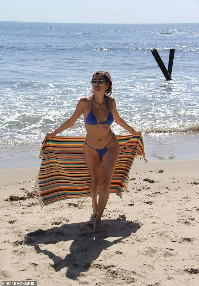 Mỹ nhân Hollywood dáng đẹp như siêu mẫu với bikini bé xíu ảnh 2