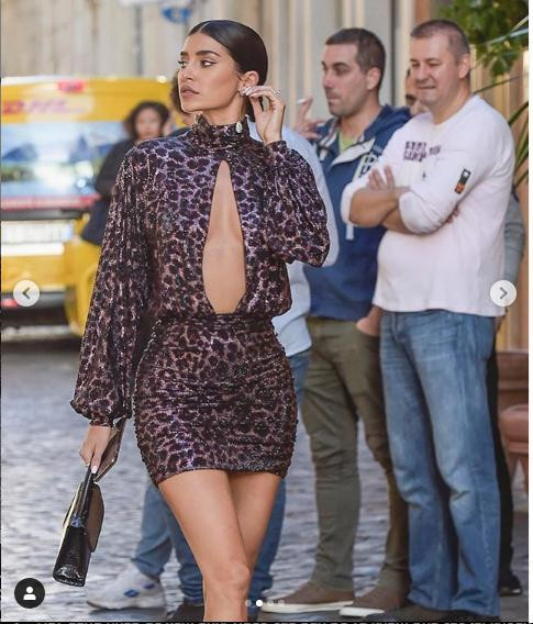 'Mỹ nhân nóng bỏng nhất Canada' gợi cảm hút ánh nhìn với đầm xẻ ngực ảnh 1