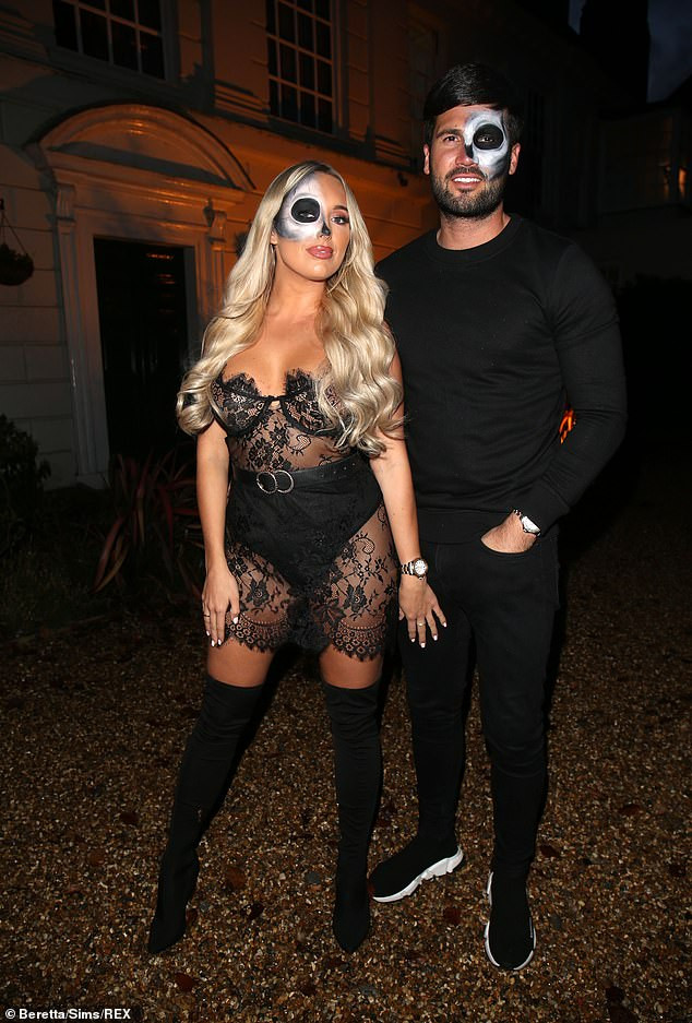 Amber Turner mặc váy ren không nội y gợi cảm, tình tứ bên bạn trai ảnh 1