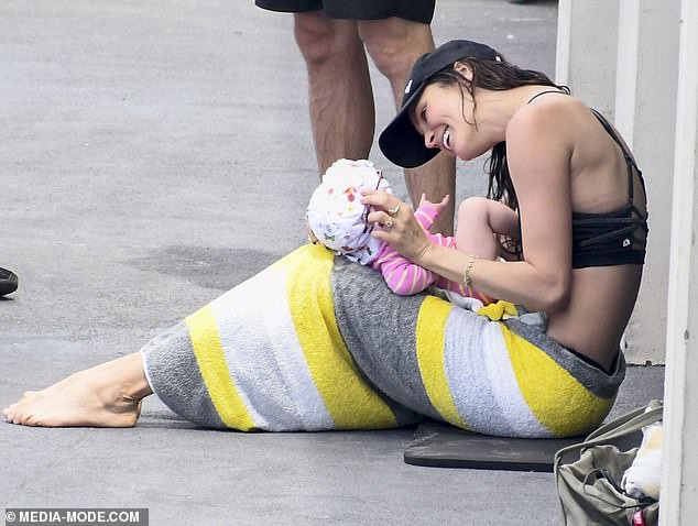 Laura Byrne dáng đẹp ngỡ ngàng với bikini sau 4 tháng sinh con ảnh 7