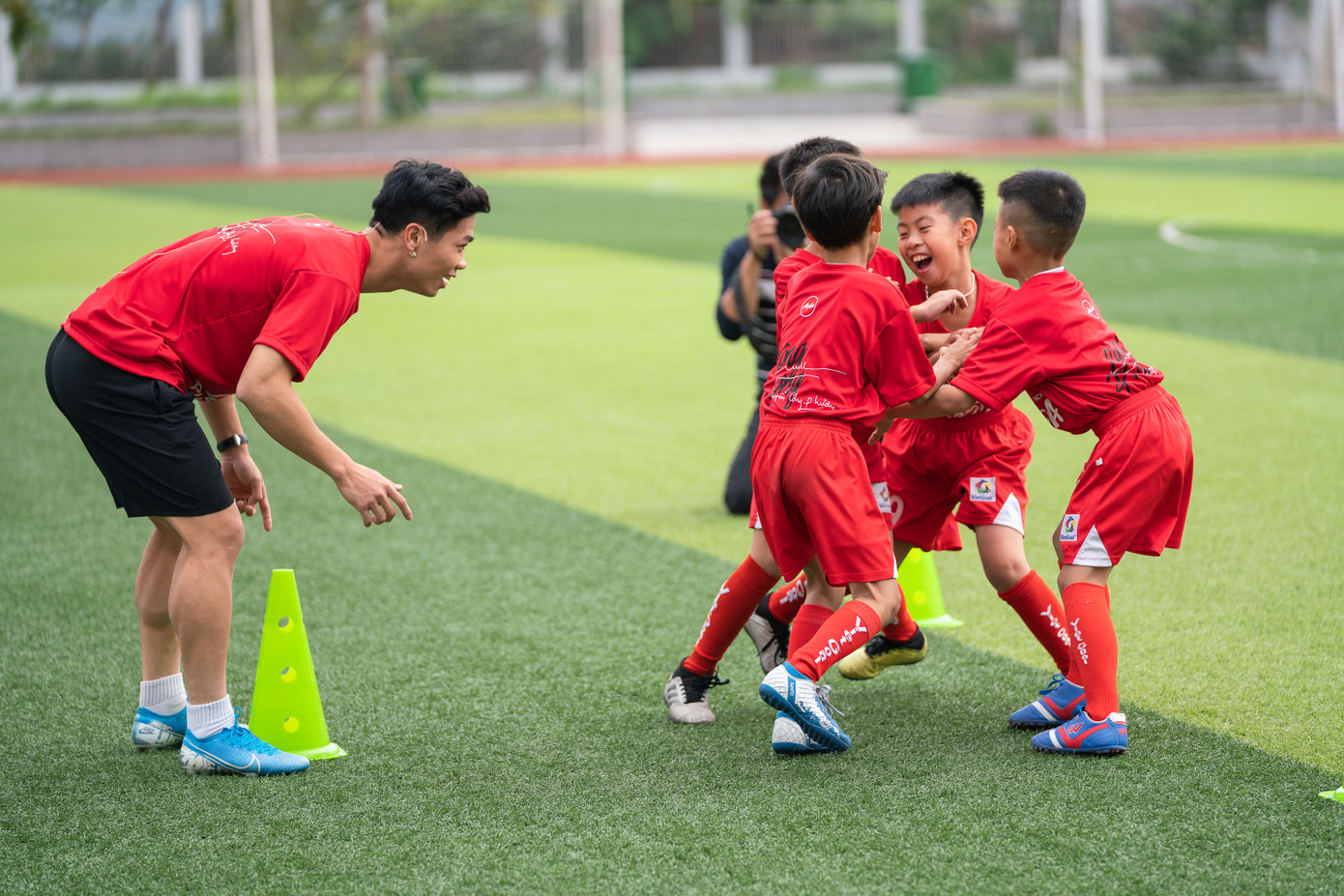 Công Phượng truyền bí quyết trở thành nhà vô địch cho cầu thủ nhí ảnh 4