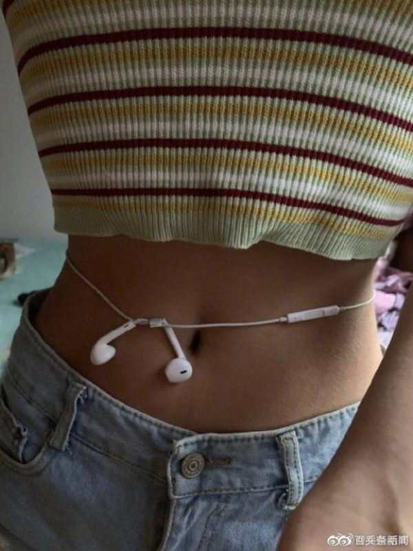 Ít ra đường vì dịch Covid-19, giới trẻ đua nhau buộc tai nghe khoe eo ‘con kiến’ ảnh 5