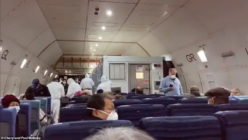 14 người mắc Covid-19 ngồi khoang riêng trên chuyến bay sơ tán về Mỹ ảnh 5