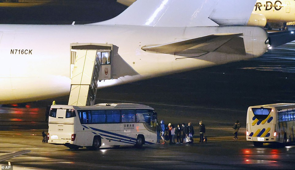 14 người mắc Covid-19 ngồi khoang riêng trên chuyến bay sơ tán về Mỹ ảnh 3