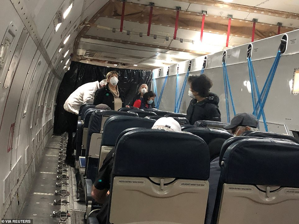 14 người mắc Covid-19 ngồi khoang riêng trên chuyến bay sơ tán về Mỹ ảnh 4