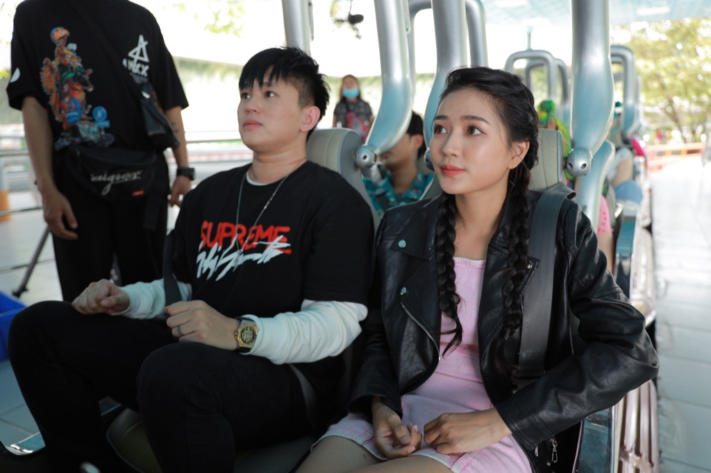B Ray và An Vy Rapper B Ray rủ dàn cameo siêu xịn chơi tàu lượn trong MV “Đừng Đổ Lỗi Cho Bọn Trẻ“ ảnh 2