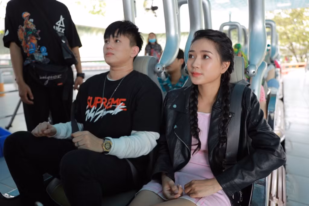 Rapper B Ray rủ dàn cameo siêu xịn chơi tàu lượn trong MV “Đừng Đổ Lỗi Cho Bọn Trẻ“ ảnh 2