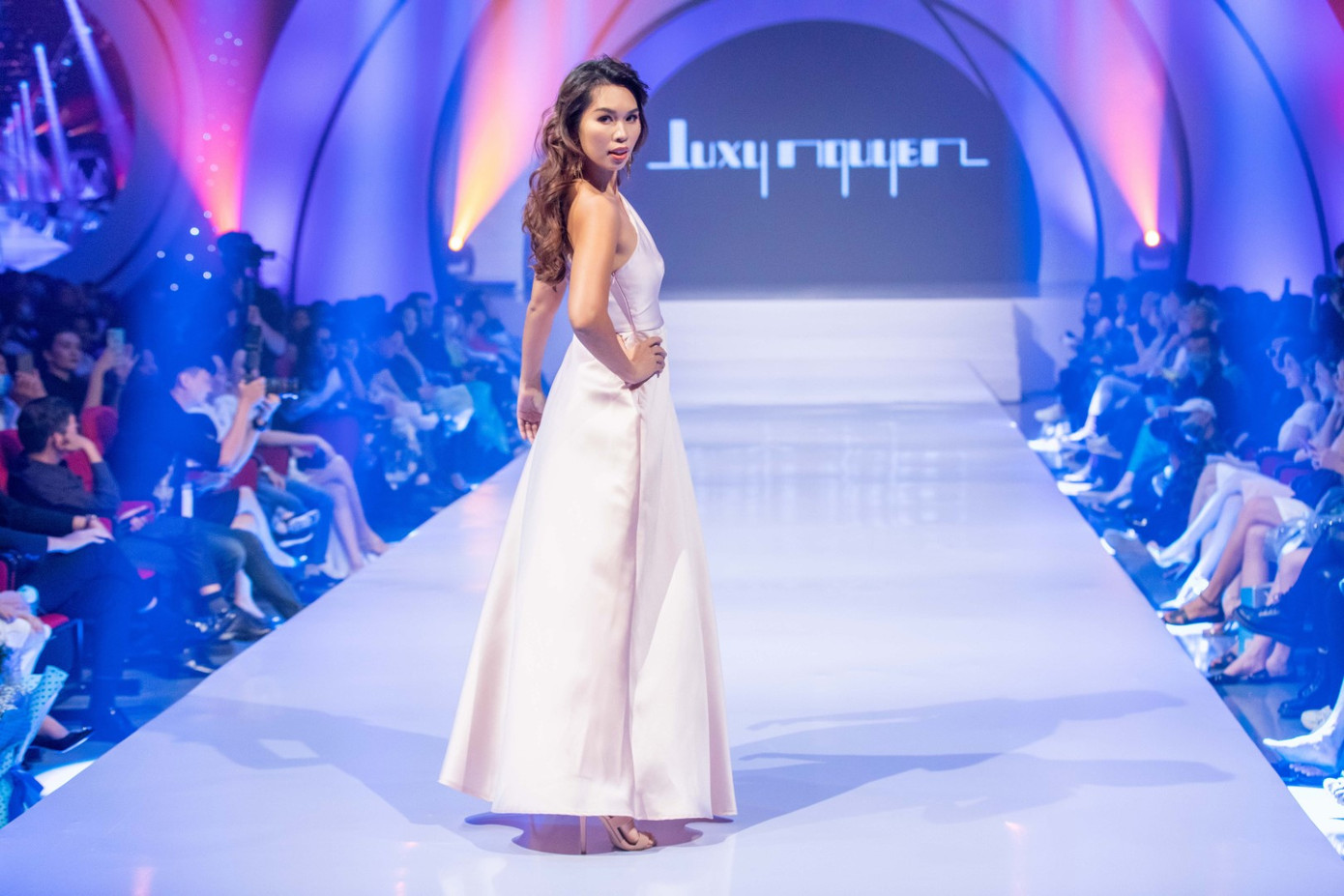 Siêu mẫu Hà Anh đầy thần thái, mở màn show diễn thời trang dành riêng cho trẻ em ảnh 1