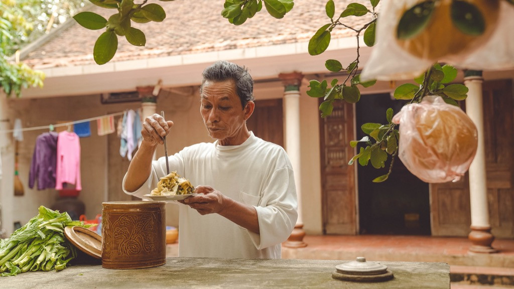 Ấm lòng trước mâm cơm ngày Tết cổ truyền miền Bắc của “Lão nông triệu view“ ảnh 6