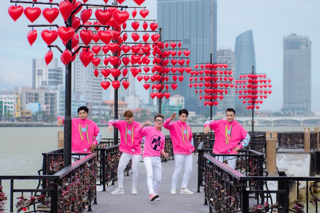 Đàm Vĩnh Hưng diện áo dài in hình Hoài Linh, Mỹ Tâm đi khắp 3 miền làm MV Tết ảnh 4