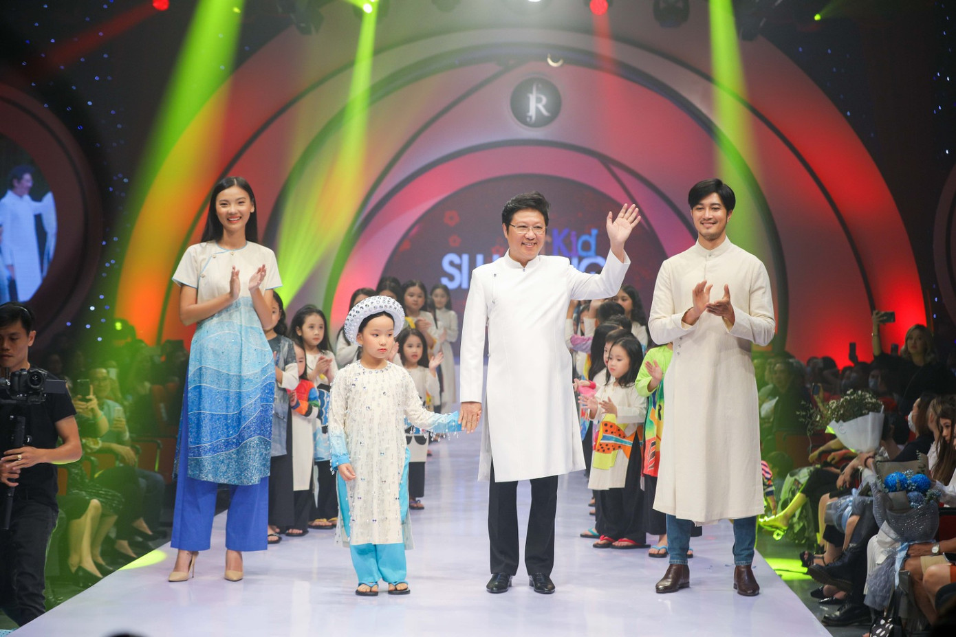 Siêu mẫu Hà Anh đầy thần thái, mở màn show diễn thời trang dành riêng cho trẻ em ảnh 11