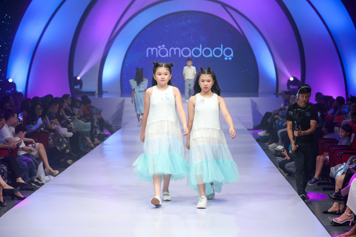 Siêu mẫu Hà Anh đầy thần thái, mở màn show diễn thời trang dành riêng cho trẻ em ảnh 4