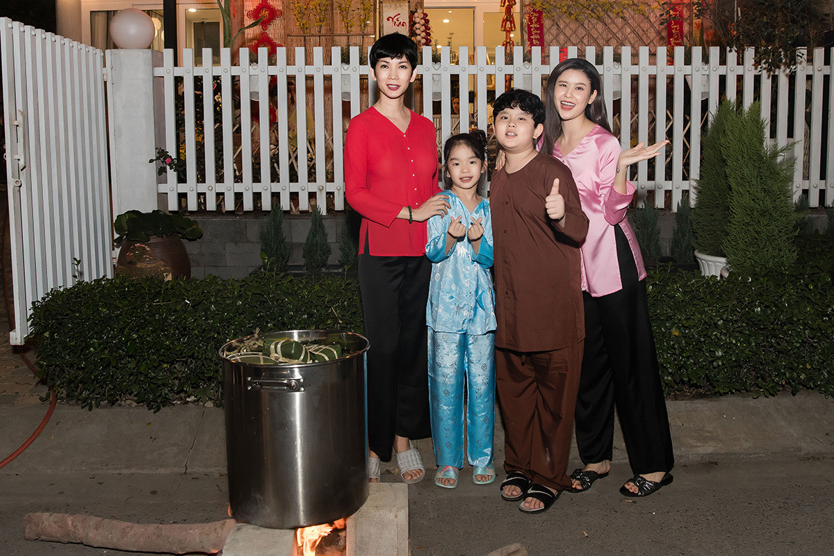 Mẹ con Trương Quỳnh Anh cùng nhà Xuân Lan, Thân Thúy Hà gói bánh chưng đón Tết ảnh 6
