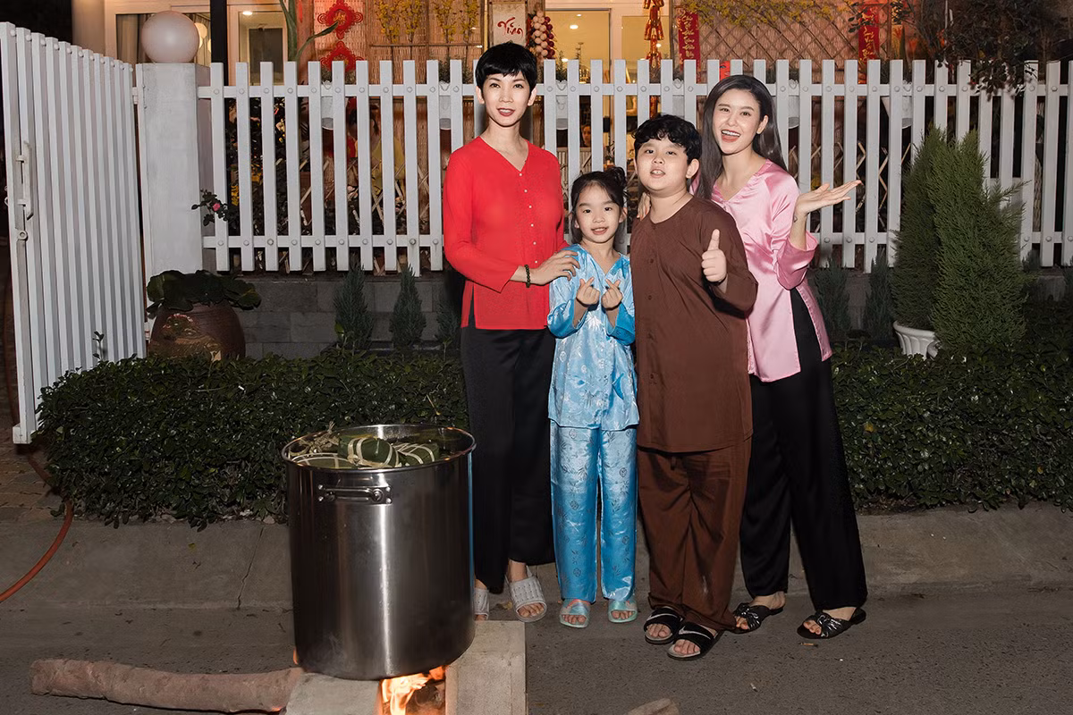 Mẹ con Trương Quỳnh Anh cùng nhà Xuân Lan, Thân Thúy Hà gói bánh chưng đón Tết ảnh 6