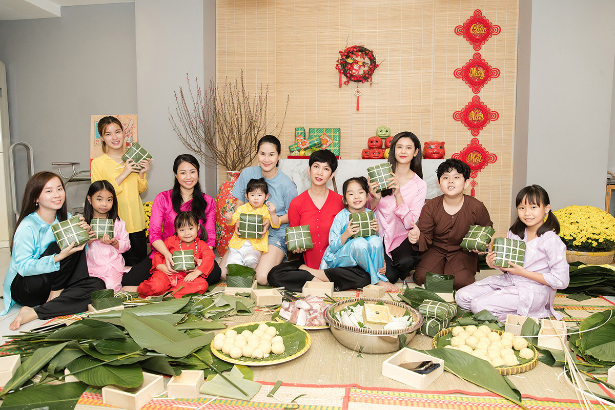 Mẹ con Trương Quỳnh Anh cùng nhà Xuân Lan, Thân Thúy Hà gói bánh chưng đón Tết ảnh 1