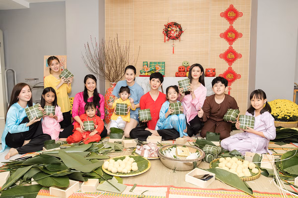 Mẹ con Trương Quỳnh Anh cùng nhà Xuân Lan, Thân Thúy Hà gói bánh chưng đón Tết ảnh 1