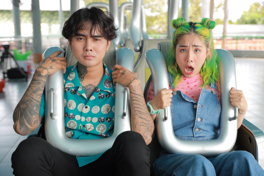 Bộ đôi Đạt G - Du Uyên Rapper B Ray rủ dàn cameo siêu xịn chơi tàu lượn trong MV “Đừng Đổ Lỗi Cho Bọn Trẻ“ ảnh 4
