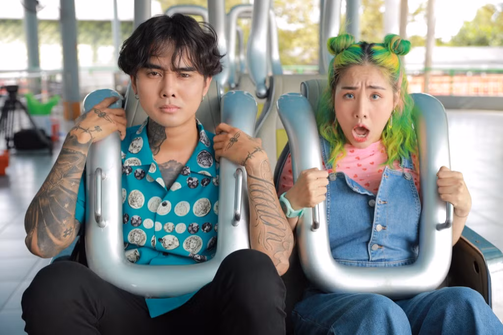 Rapper B Ray rủ dàn cameo siêu xịn chơi tàu lượn trong MV “Đừng Đổ Lỗi Cho Bọn Trẻ“ ảnh 4