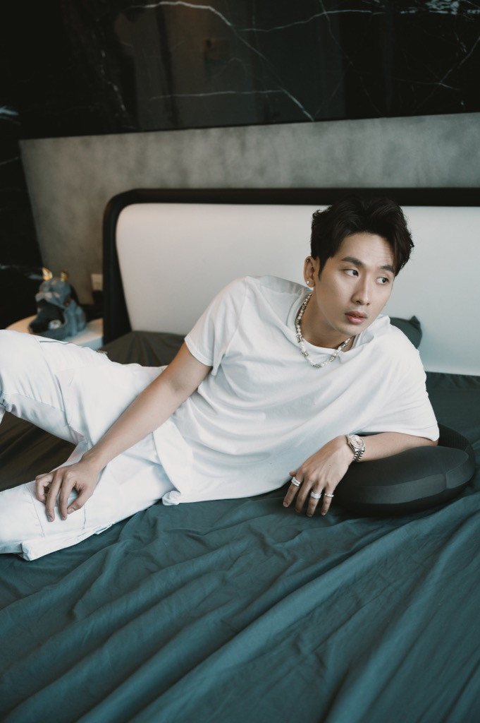 Tạm quên hình ảnh bụi bặm của Quắn, Tuấn Trần trở lại với phong cách “nam thần” ảnh 3