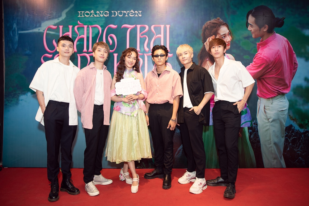 Nhóm Monstar, hotgirl “trứng rán” đến chúc mừng tân binh Hoàng Duyên ra mắt MV ảnh 5