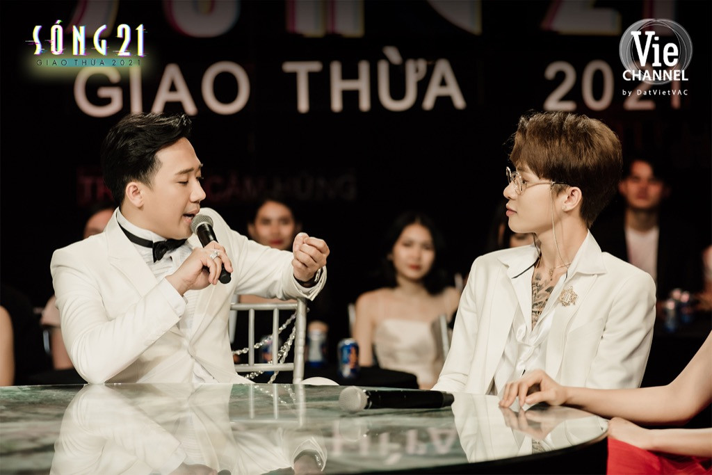 Jack biến sân khấu thành Wonderland với màn treo mình trên không giữa nền pháo hoa rực rỡ ảnh 4