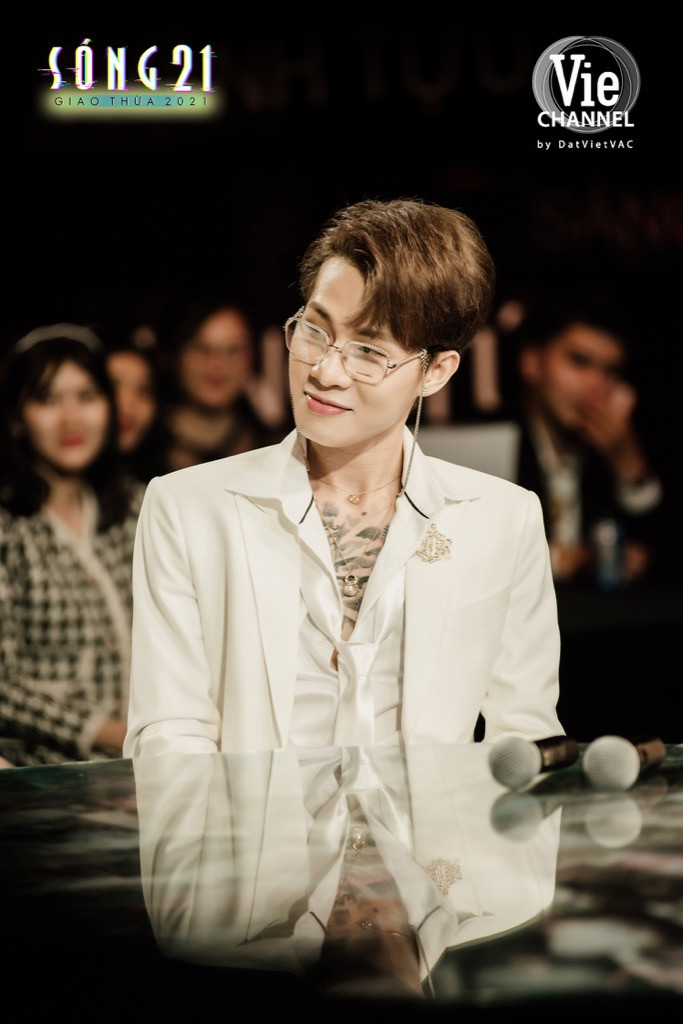 Jack biến sân khấu thành Wonderland với màn treo mình trên không giữa nền pháo hoa rực rỡ ảnh 3