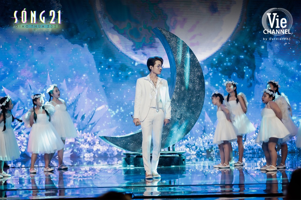 Jack biến sân khấu thành Wonderland với màn treo mình trên không giữa nền pháo hoa rực rỡ ảnh 5