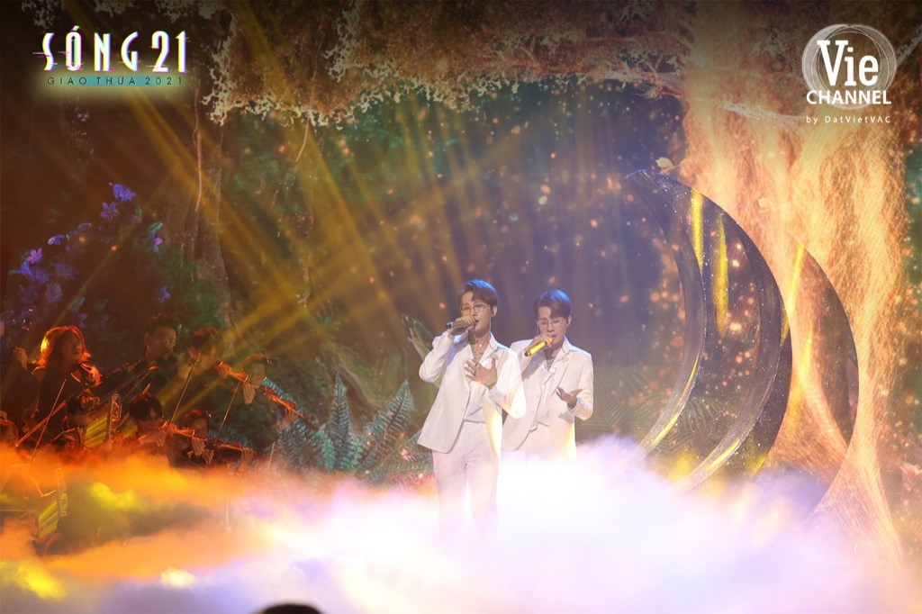 Jack biến sân khấu thành Wonderland với màn treo mình trên không giữa nền pháo hoa rực rỡ ảnh 2