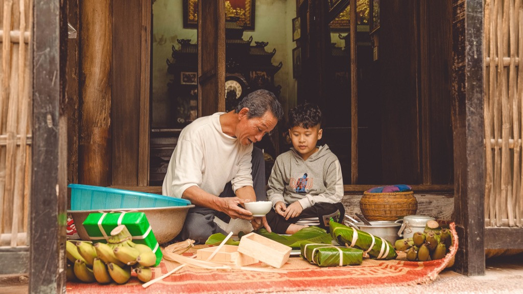 Ấm lòng trước mâm cơm ngày Tết cổ truyền miền Bắc của “Lão nông triệu view“ ảnh 3