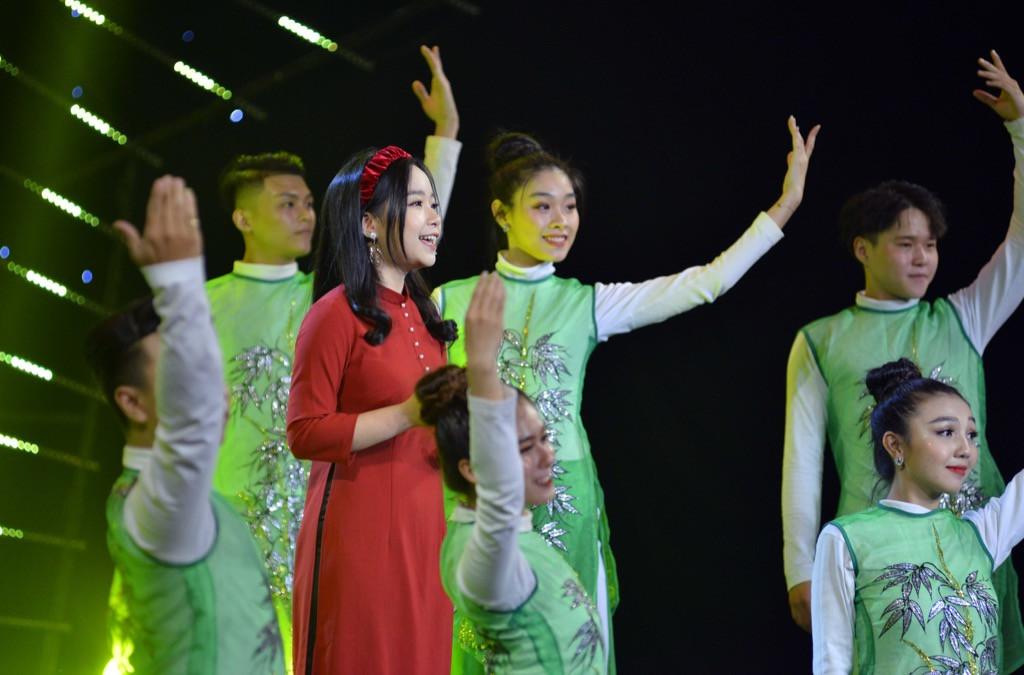 Thể hiện xuất sắc chủ đề “Tết tròn”, nữ sinh 2002 Ngọc Hoa đăng quang Én Vàng Học Đường 2020 ảnh 3