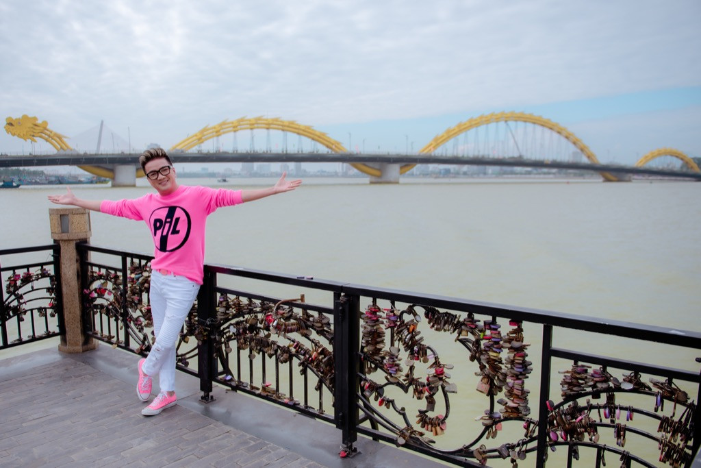 Đàm Vĩnh Hưng diện áo dài in hình Hoài Linh, Mỹ Tâm đi khắp 3 miền làm MV Tết ảnh 3