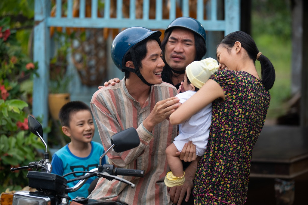 Huỳnh Phương vào vai Tám Mánh - người bạn thân thiết, đồng hành cùng Quân (Tiến Luật) nuôi nấng đứa con rơi Lâm Vỹ Dạ trở thành bạn gái của Tiến Luật trong phim do Thu Trang sản xuất ảnh 6
