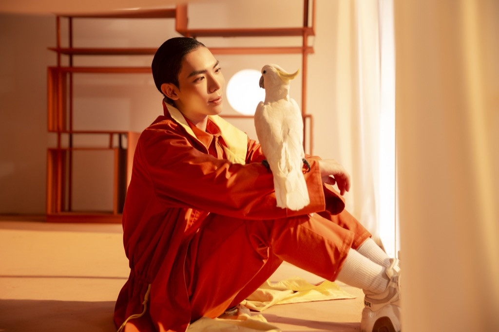 Tạm rời xa sở trường ballad ủy mị, Erik trở lại bằng MV siêu thực từ hành tinh khác ảnh 5