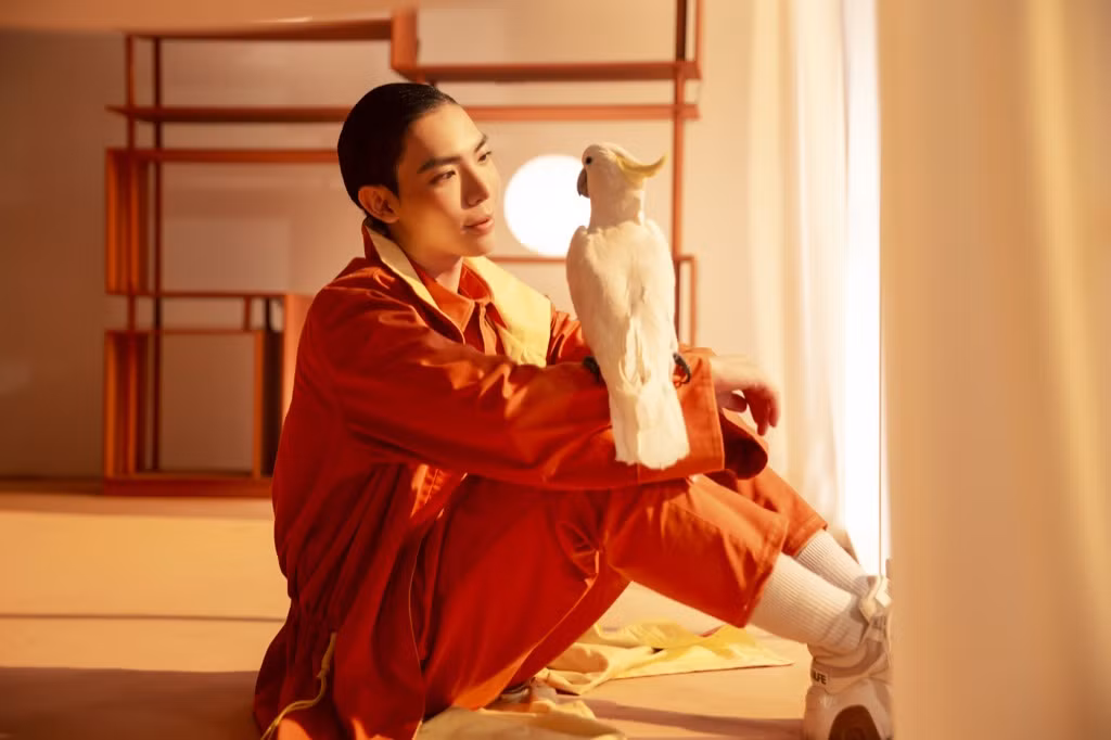 Tạm rời xa sở trường ballad ủy mị, Erik trở lại bằng MV siêu thực từ hành tinh khác ảnh 5