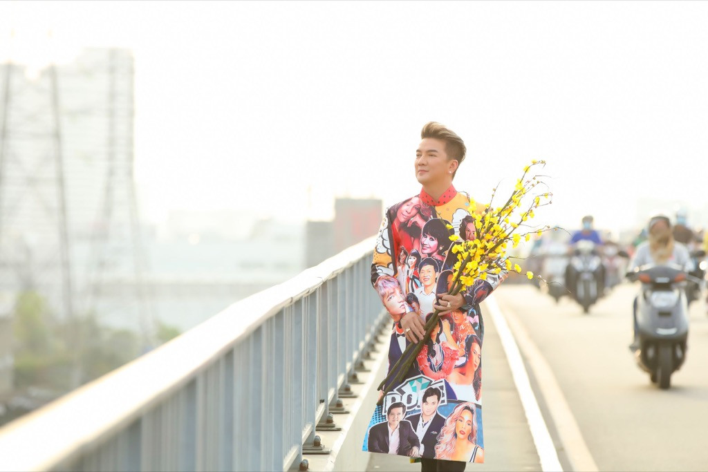 Đàm Vĩnh Hưng diện áo dài in hình Hoài Linh, Mỹ Tâm đi khắp 3 miền làm MV Tết ảnh 5