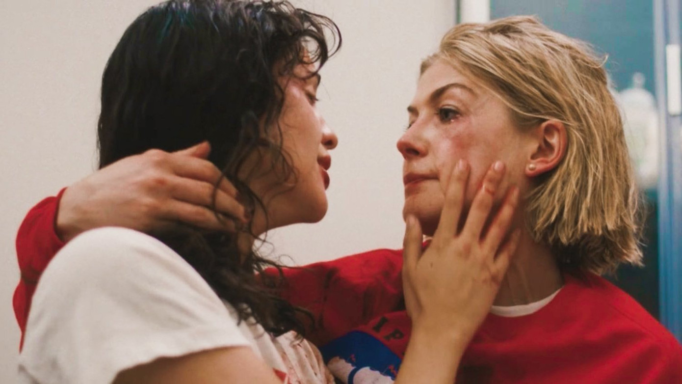 Ác nữ “Gone Girl" trở lại, gây ám ảnh với vai siêu lừa đảo trong “Người Giám Hộ Hoàn Hảo” ảnh 3