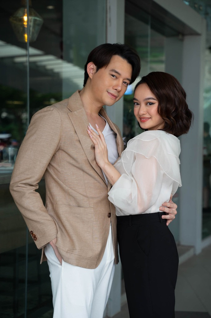 Nam chính “Sống chung với mẹ chồng” bất ngờ quỳ gối tặng hoa cho Kaity Nguyễn ảnh 2